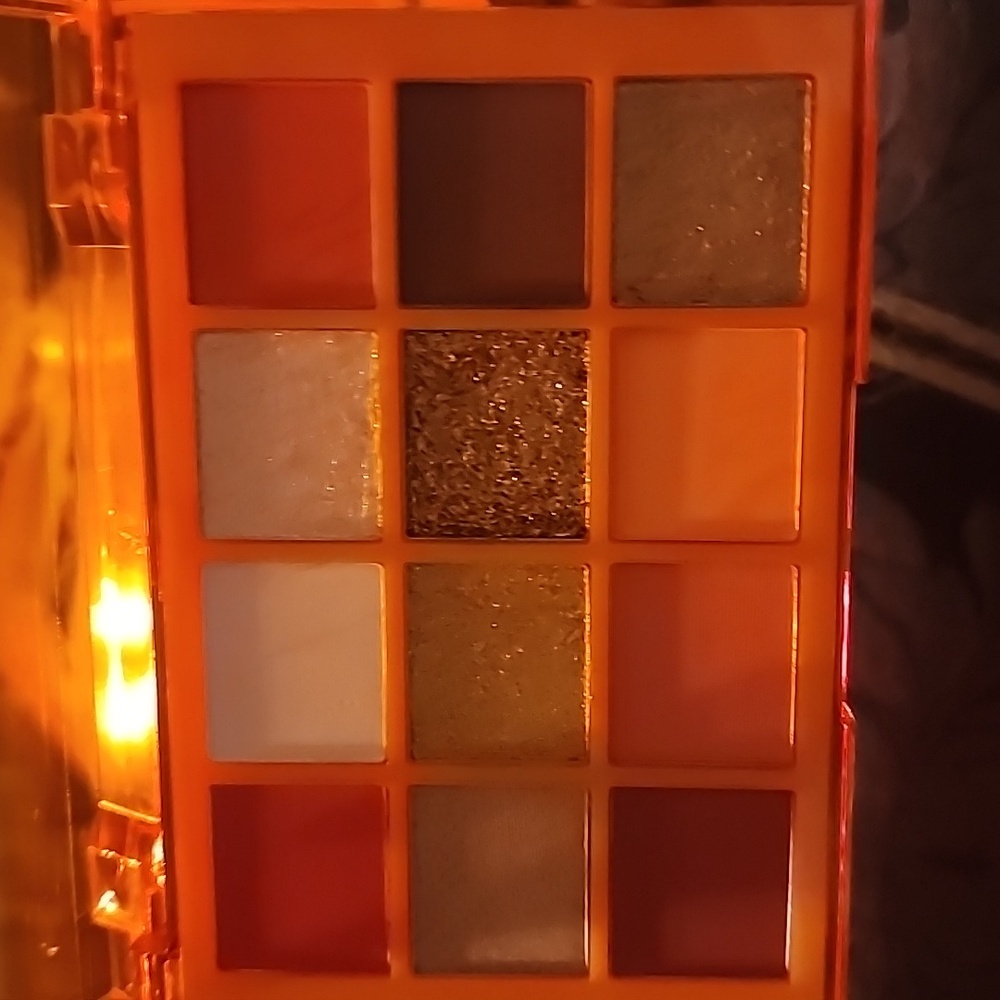 Eyeshadow pallet - Picture 2 of 2